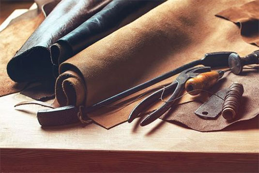 Leder und Reparaturwerkzeug